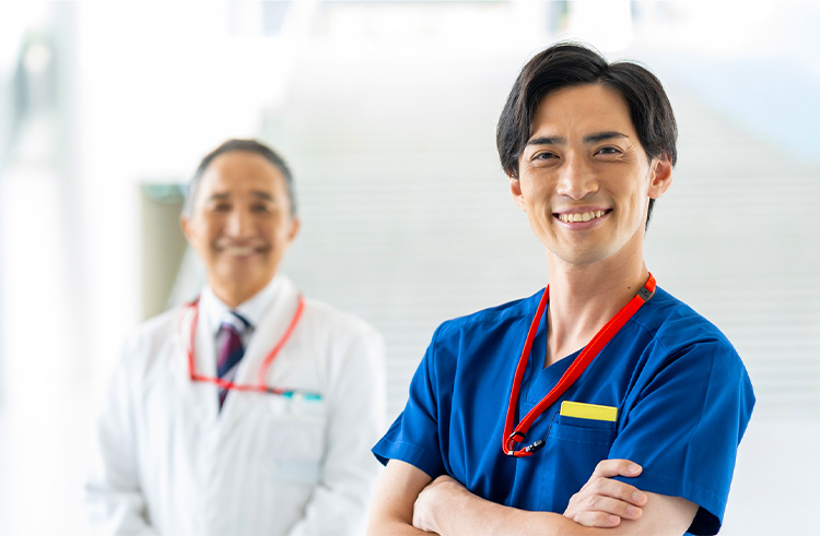 笑顔の男性医師