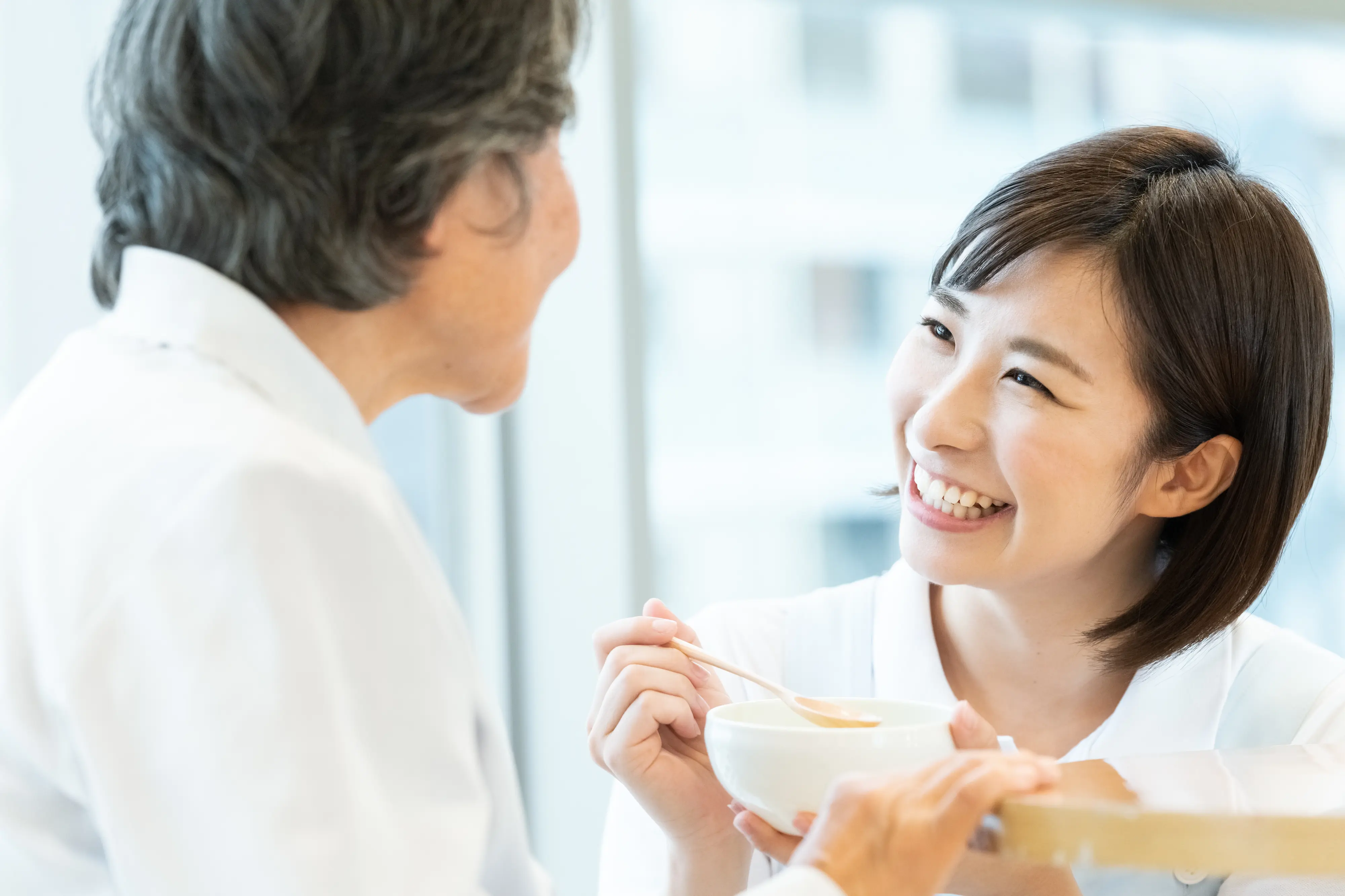 微笑む介護士の女性