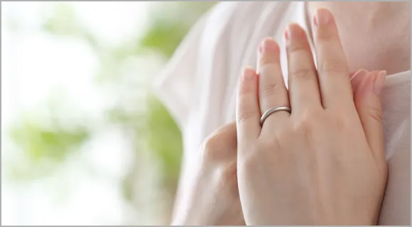 結婚指輪をつけた女性