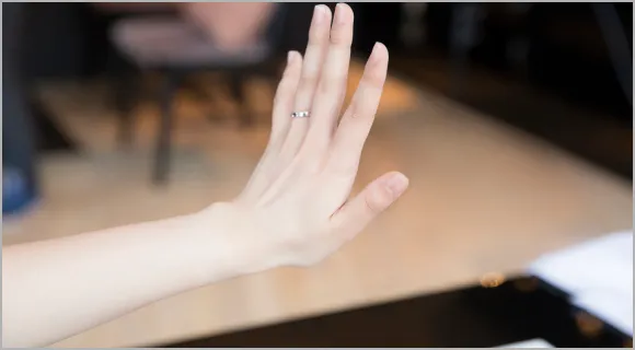 結婚指輪をつけた女性