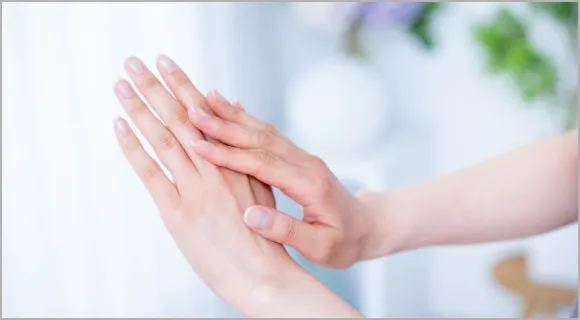 結婚指輪の手を確認